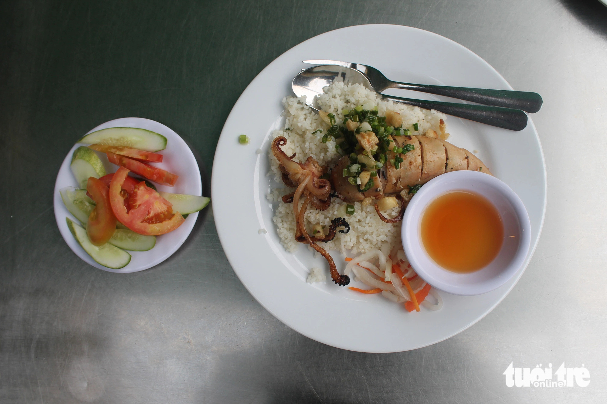 Cận cảnh đĩa cơm mực nhồi thịt, một biến tấu độc đáo tại quán cơm tấm bãi rác với mức giá cao