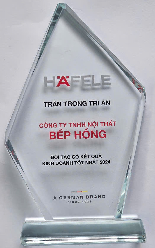 Cận cảnh hai khay đựng rác 20 lít của thùng rác gắn cánh Hafele, minh họa khả năng phân loại rác tiện lợi