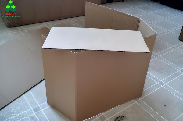 Cận cảnh kỹ thuật gấp bìa carton chắc chắn, biến tấm bìa phẳng thành cấu trúc thùng rác ba chiều, góp phần bảo vệ môi trường.