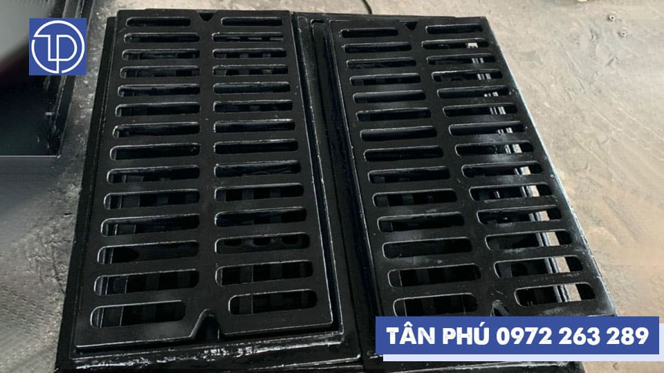 Cận cảnh song chắn rác gang 1000x500mm với các khe hở tối ưu