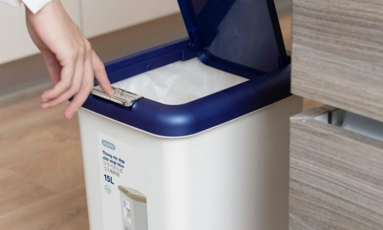 Cận cảnh thùng rác 10L đạp chân Inochi Hiro với thiết kế chữ nhật tinh tế, làm nổi bật chất liệu nhựa PP cao cấp và cơ chế nắp đóng êm ái.