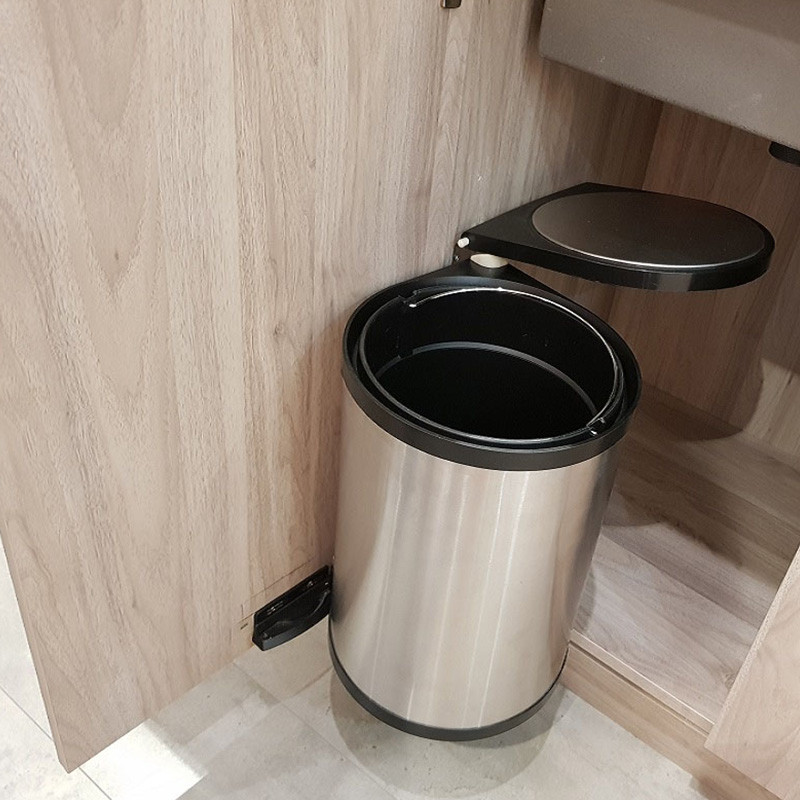 Cận cảnh thùng rác gắn cánh tủ bếp đơn với nắp tự động, giữ vệ sinh hiệu quả.