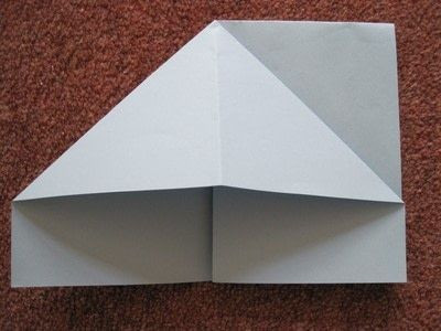 Cẩn thận làm phẳng góc giấy để tạo thành hình tam giác