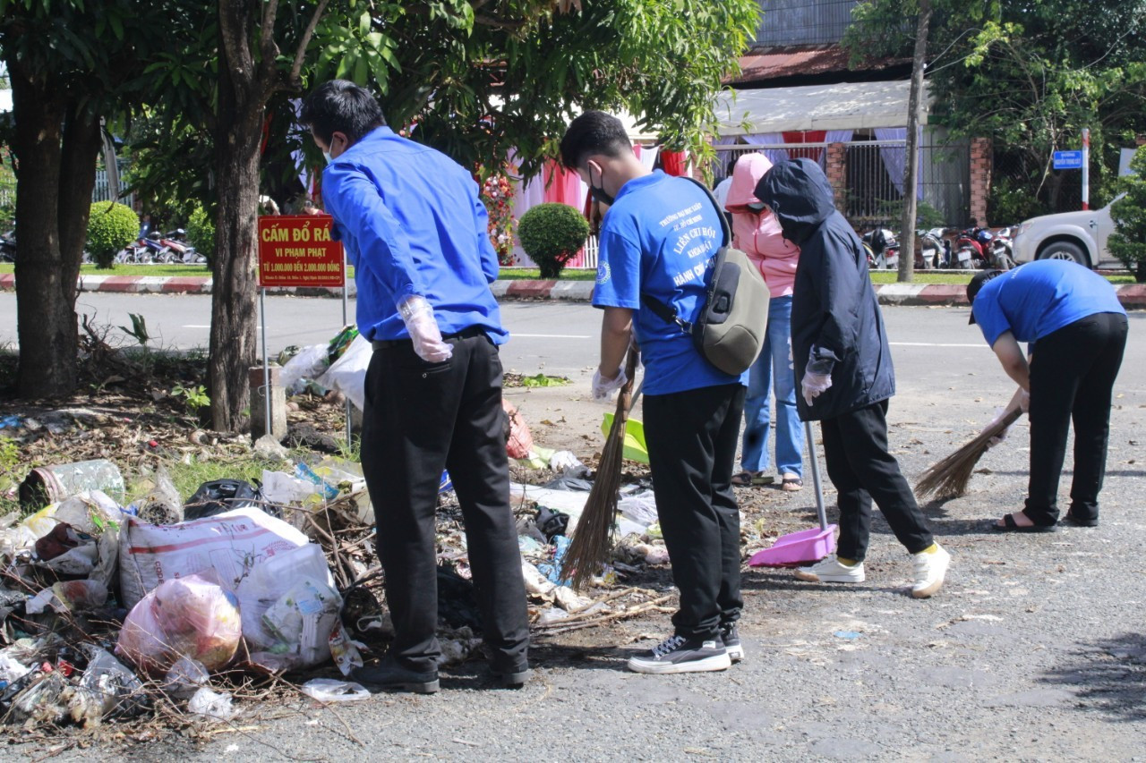 Cảnh xả rác bừa bãi ở nơi công cộng, gây mất mỹ quan và ô nhiễm môi trường