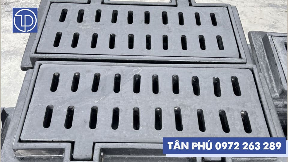 Cấu tạo song chắn rác composite 960x530 với bề mặt bền chắc và khe hở thoát nước hiệu quả