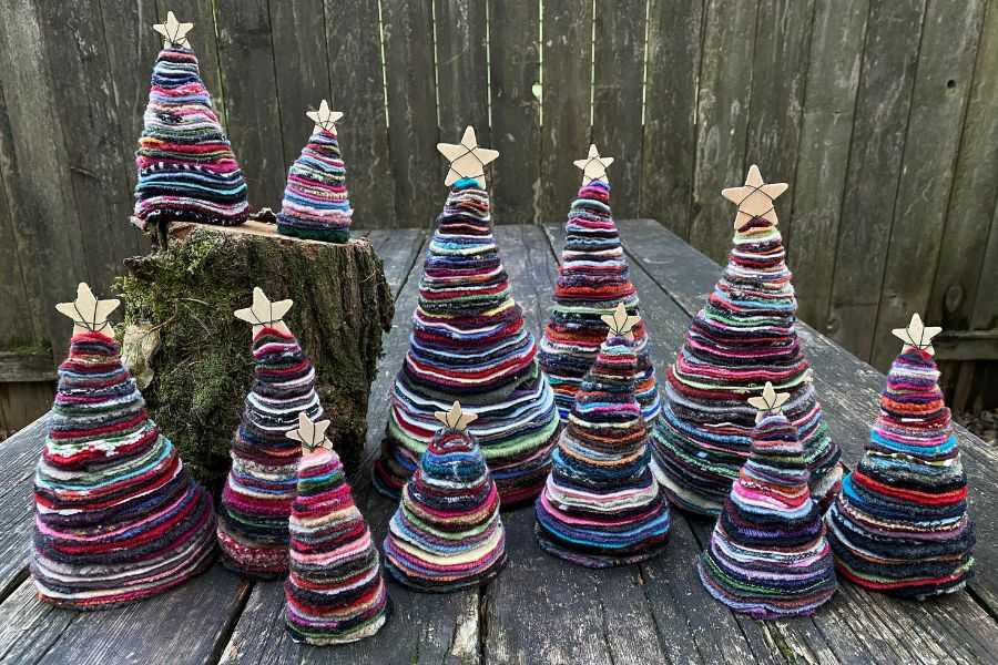 Cây thông Noel làm từ cuộn len tái chế, một ví dụ về làm đồ tái chế bảo vệ môi trường và sáng tạo.