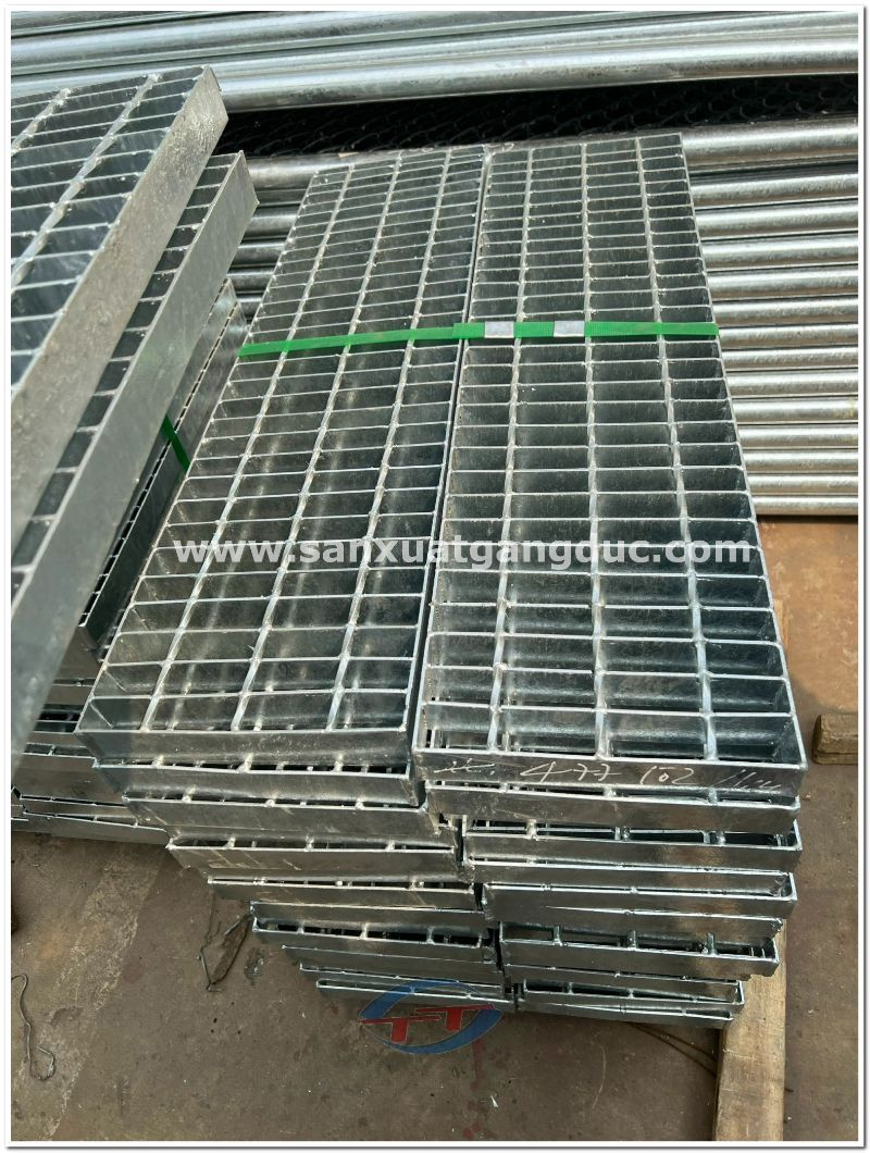 Chi tiết bề mặt lưới chắn rác mạ kẽm với lớp phủ chống ăn mòn sáng bóng