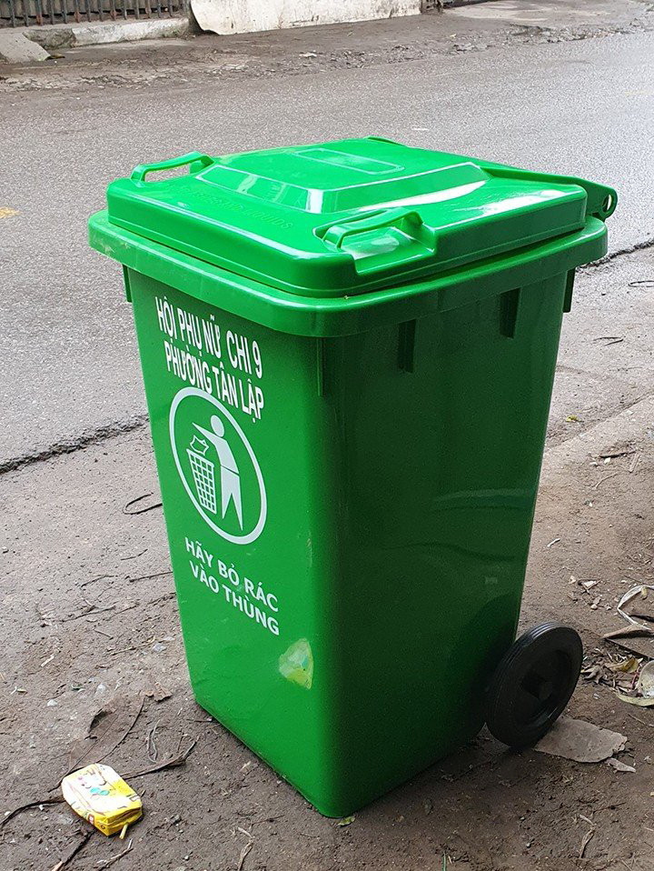 Chi tiết thùng rác công nghiệp nhựa 110L, thể hiện chất liệu HDPE bền bỉ và thiết kế tiện dụng.