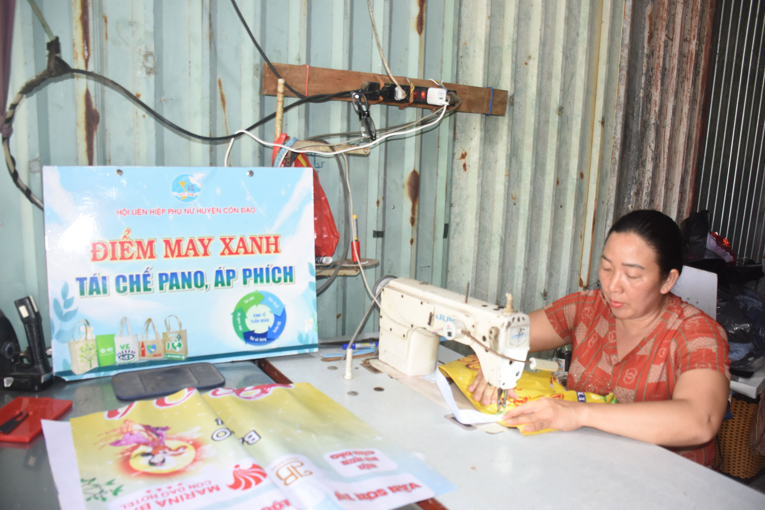 Chị Trần Thị Kiều may giỏ tái chế tại "điểm may xanh" Côn Đảo