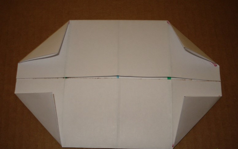 Chiếc thùng rác bằng giấy carton đã hoàn thiện đang được trang trí thêm để tăng tính thẩm mỹ