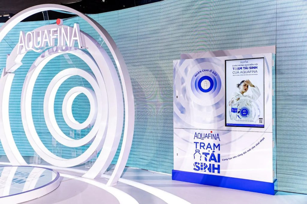 Chiến dịch bảo vệ môi trường của Aquafina với thời trang tái chế và máy Reverse Vending Machine
