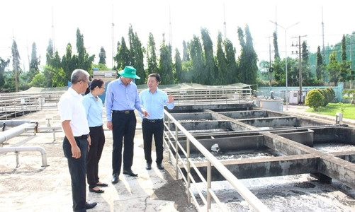 Chủ tịch UBND xã thực hiện kiểm tra môi trường