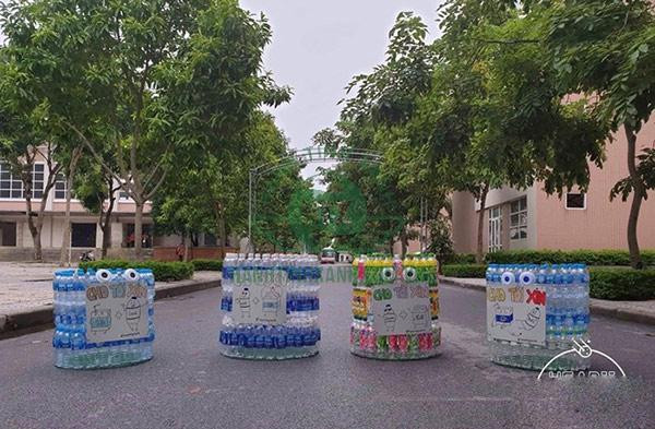 Chuẩn bị nguyên liệu làm thùng rác tái chế bằng chai nhựa