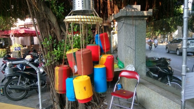 Chuông gió từ vỏ lon nước ngọt được trang trí màu sắc bắt mắt