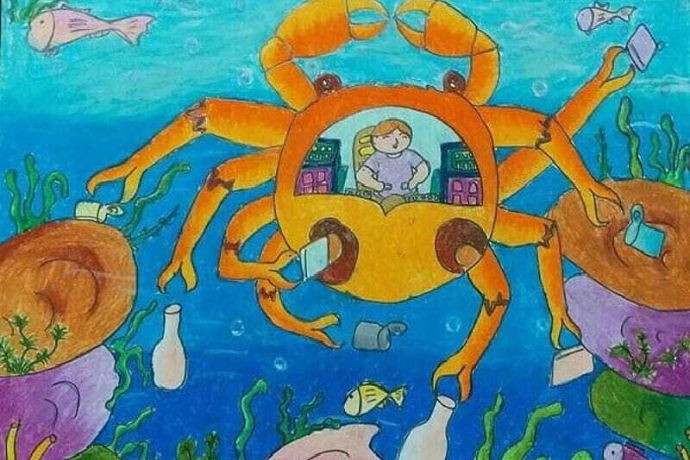 Cô bé trong cỗ máy hình con cua đang nhặt rác dưới biển, tượng trưng cho hành động bảo vệ môi trường