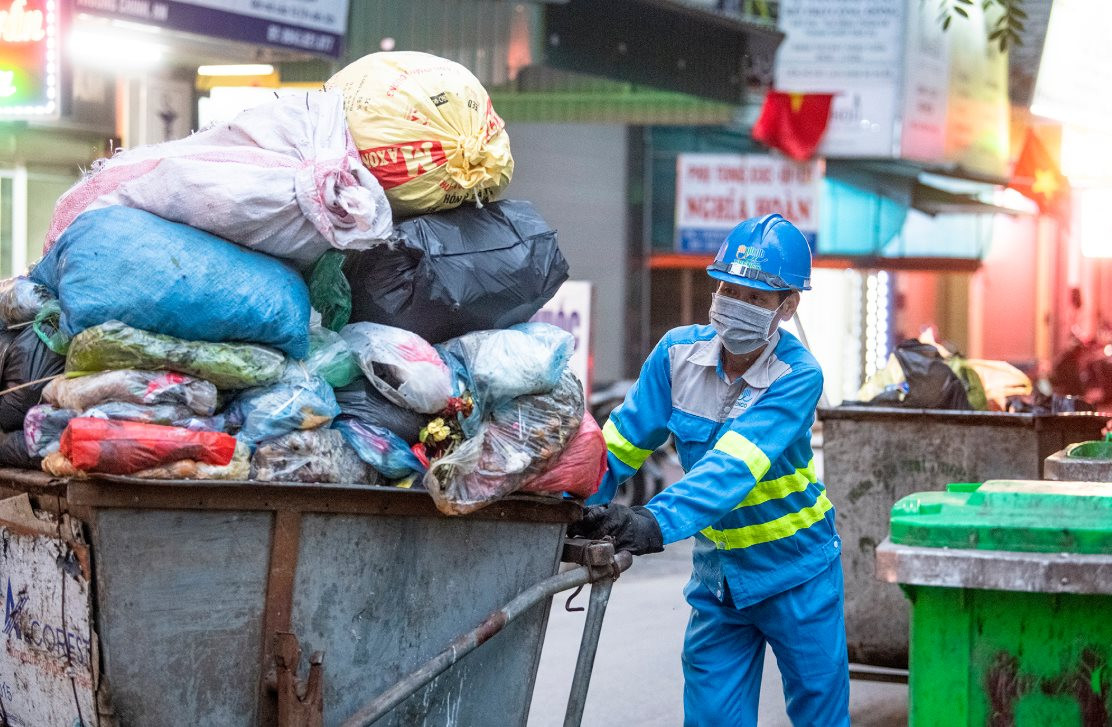 Công nhân môi trường thực hiện các hoạt động thu gom rác thải hàng ngày theo định mức mới của thành phố.