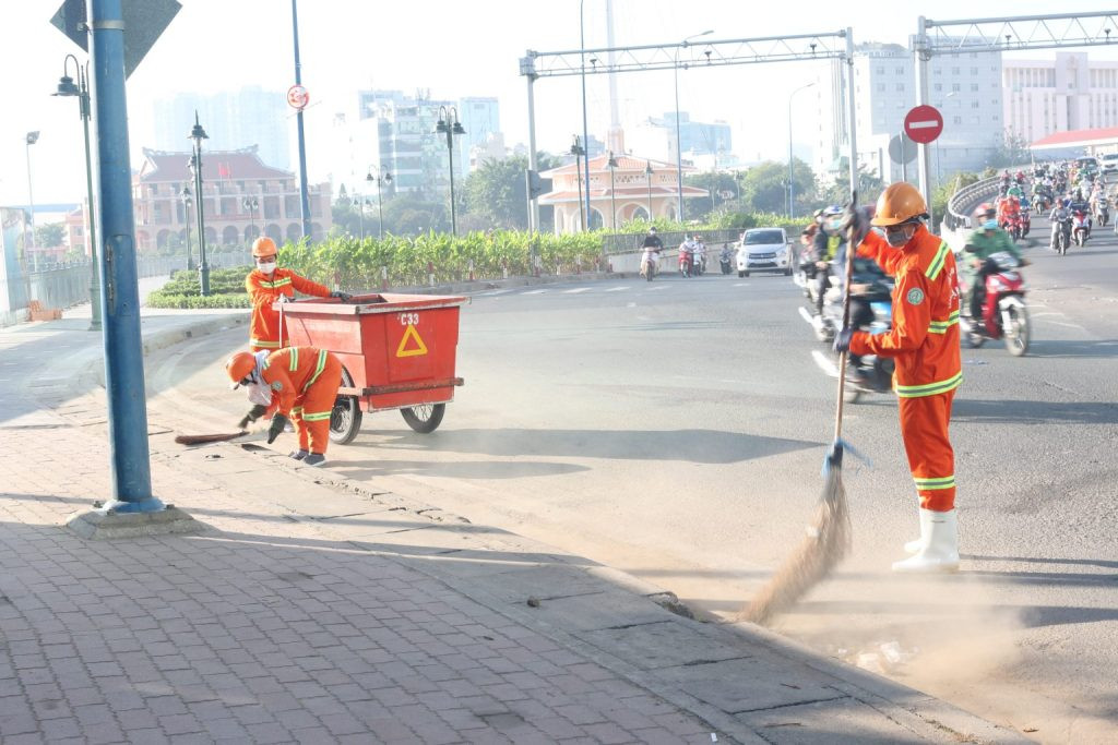 Công nhân quét rác đang dọn dẹp đường phố giữ gìn vệ sinh môi trường đô thị