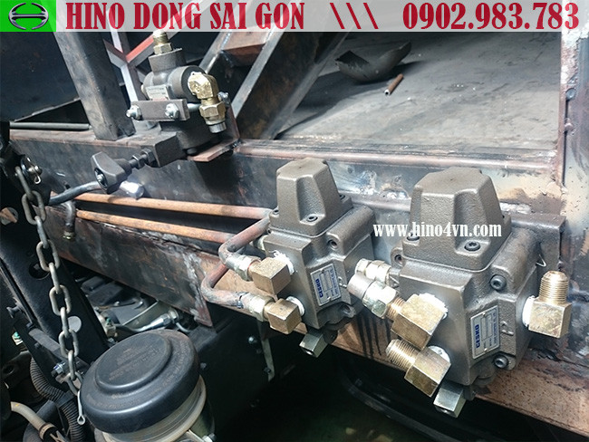 Cụm van điều tiết dầu thủy lực của xe ép rác Hino
