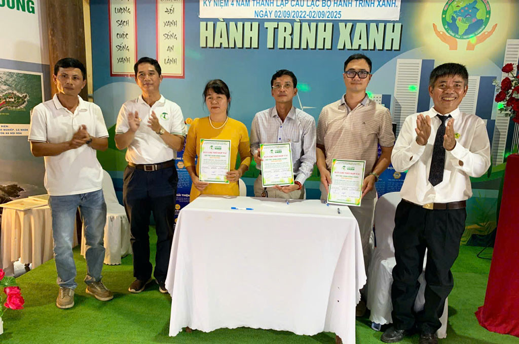 Đại diện doanh nghiệp ký kết hợp tác phát triển Gian hàng Xanh, góp phần xây dựng hệ sinh thái bền vững