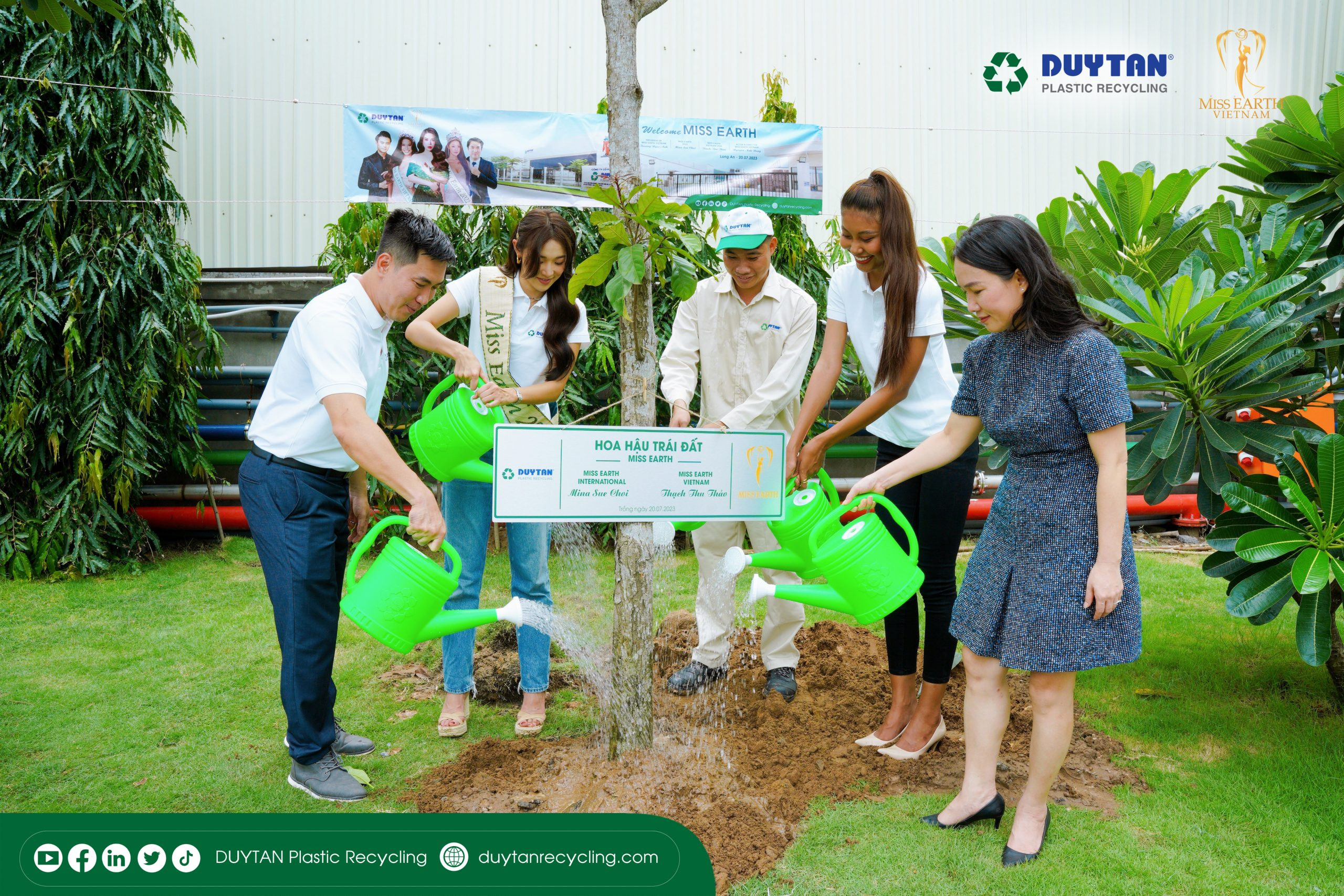 Đại diện nhà máy nhựa tái chế cùng các Hoa hậu Trái đất thảo luận về các giải pháp môi trường