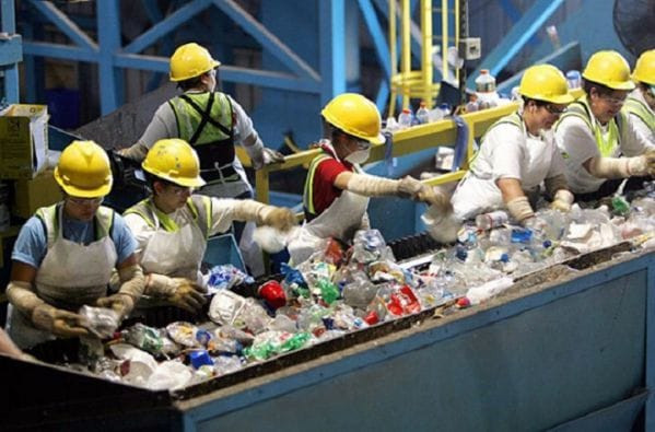 Dây chuyền sản xuất mới từ nguyên liệu tái chế rác vô cơ, thể hiện giá trị kinh tế tuần hoàn