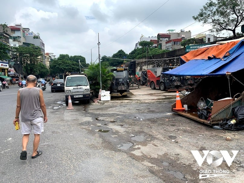 Điểm tập kết rác cố định ở quận Hai Bà Trưng trong tình trạng ô nhiễm, cho thấy sự bất cập trong hệ thống quản lý rác thải.