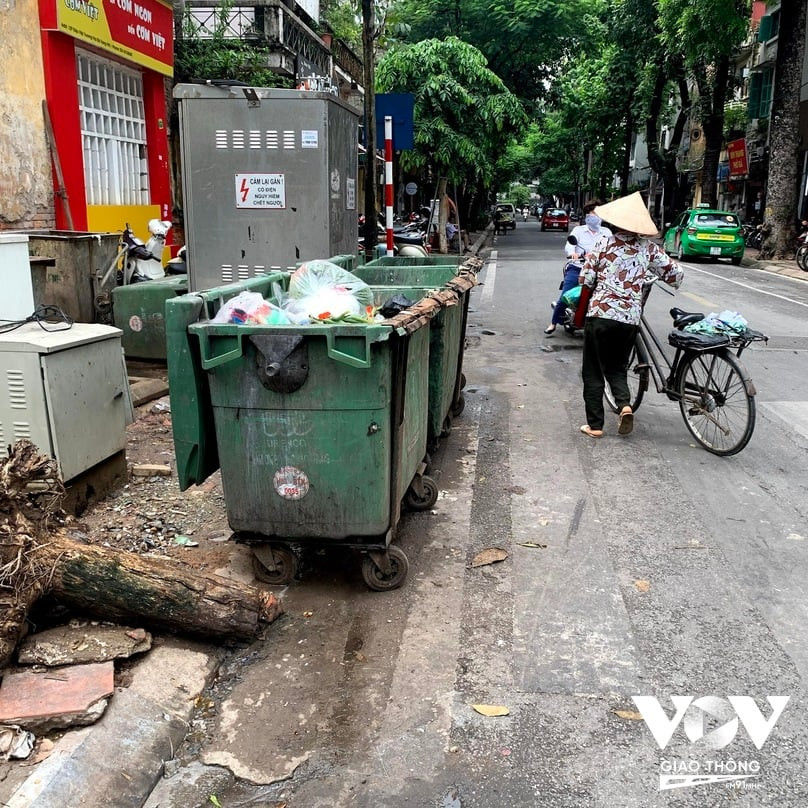 Điểm tập kết rác thải tồn đọng lâu ngày, bốc mùi xú uế và rò rỉ nước thải, là ví dụ điển hình của việc xả rác thiếu kiểm soát và quản lý chất thải kém.