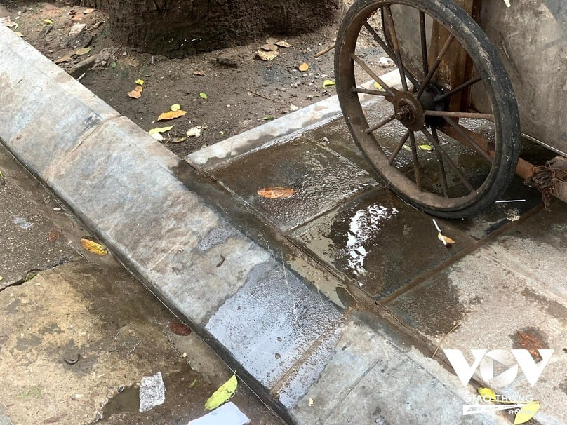 Điểm tập kết xe rác trên phố Lò Đúc, Hà Nội, nơi rác thải thường xuyên bị xả ra và gây mất mỹ quan đô thị.