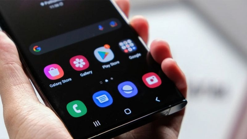 Điện thoại Samsung đang được làm sạch để tối ưu hiệu suất