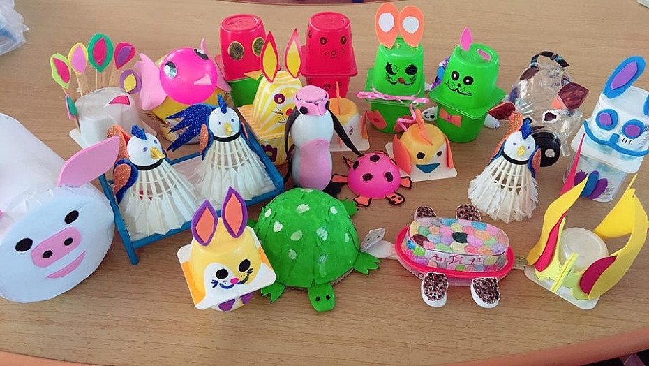 Đồ chơi tái chế từ chai nhựa với nhiều màu sắc rực rỡ và hình dáng ngộ nghĩnh