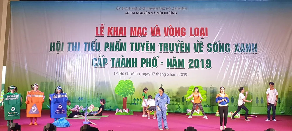 Đoàn thanh niên biểu diễn tiểu phẩm bảo vệ môi trường tại hội thi Sống Xanh, nâng cao ý thức cộng đồng về giảm rác thải nhựa