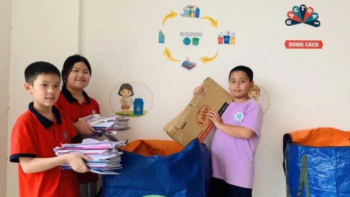 Đoàn thanh niên tích cực dọn dẹp rác thải, thể hiện những hình ảnh về bảo vệ môi trường sống