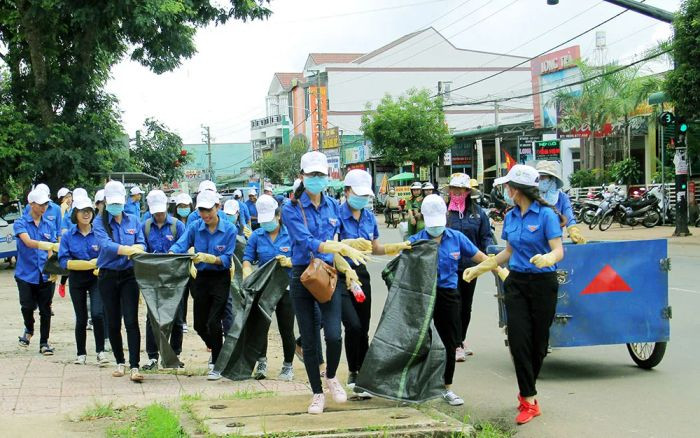 Đoàn viên thanh niên tích cực tham gia các hoạt động dọn dẹp, tạo nên những hình ảnh về bảo vệ môi trường đáng quý