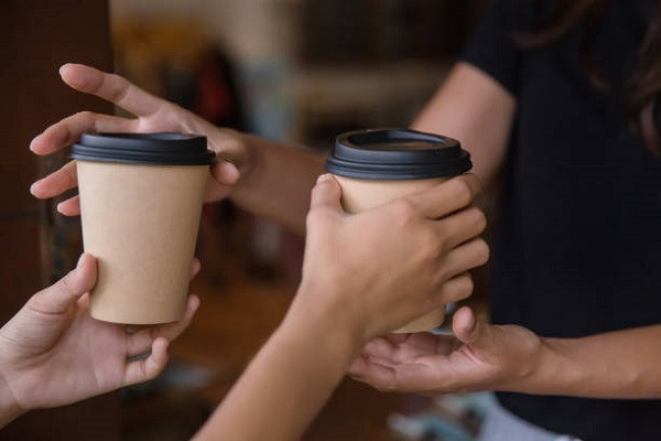 Doanh nghiệp F&amp;B thay thế nhựa bằng ly giấy và ống hút thân thiện, hưởng ứng xu hướng bảo vệ môi trường bền vững.