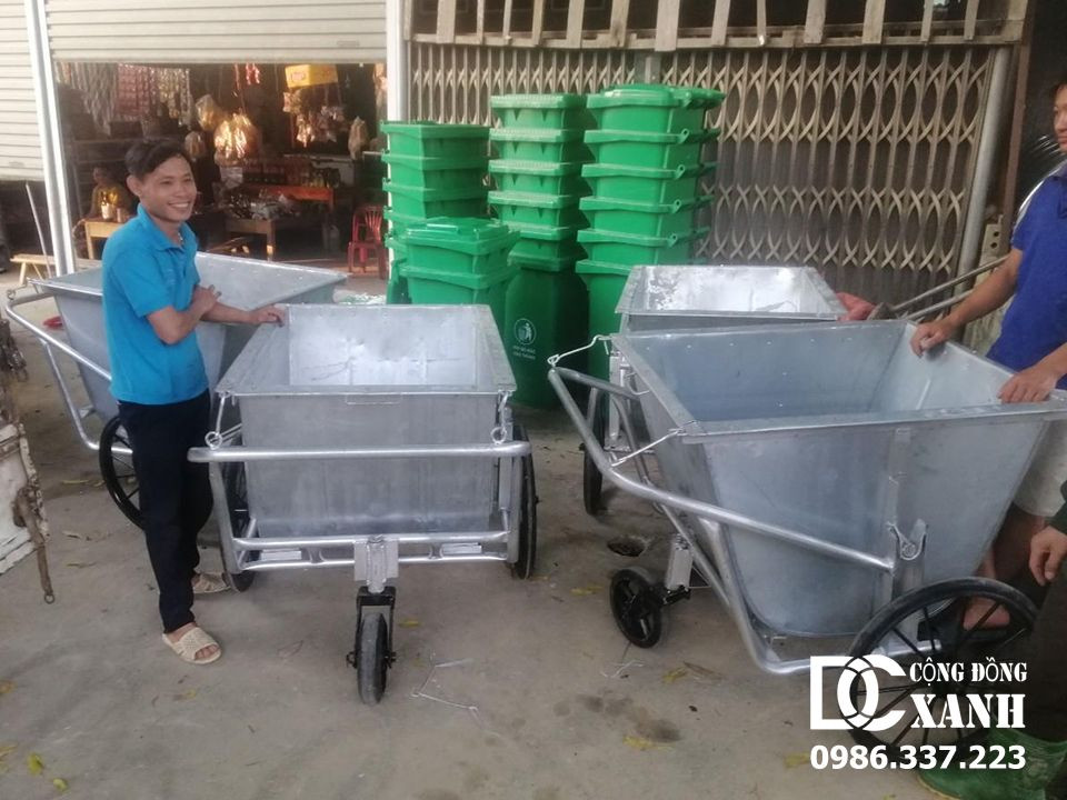 Đội ngũ Cộng Đồng Xanh giao thùng rác nhựa 20L và thiết bị vệ sinh môi trường đến tay người tiêu dùng.