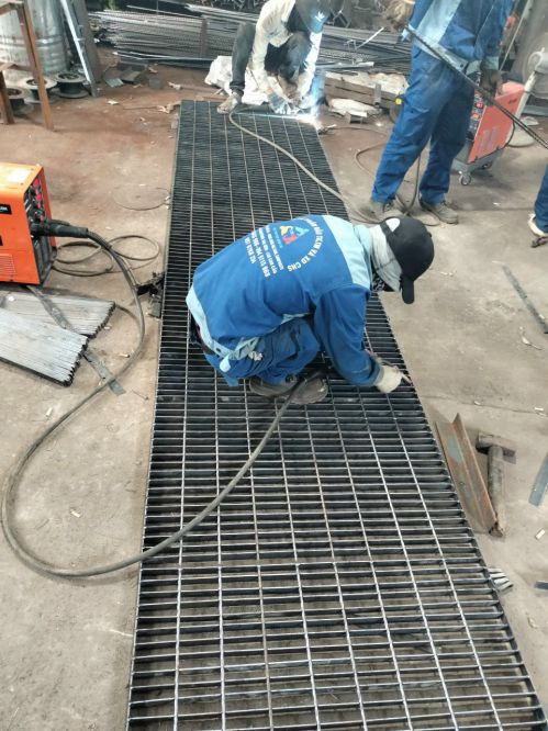 Đội ngũ công nhân lành nghề sản xuất lưới chắn rác