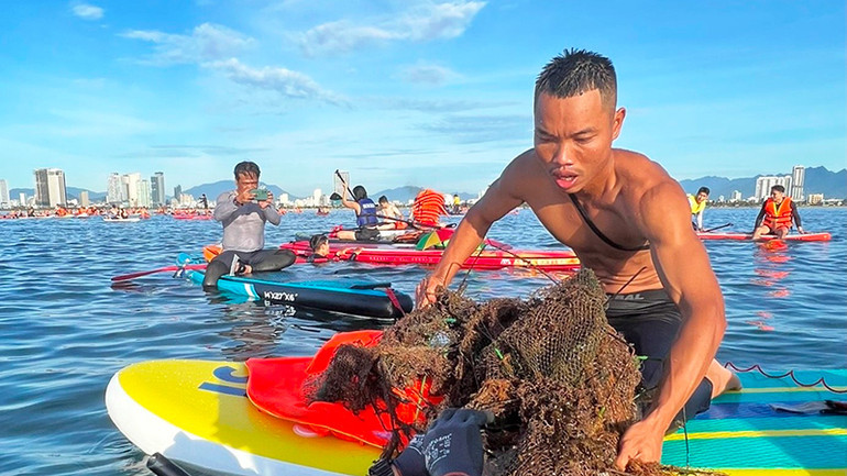 Đội ngũ thợ lặn chuyên nghiệp thu gom rác thải biển dưới đáy đại dương tại Đà Nẵng, góp phần bảo vệ hệ sinh thái biển
