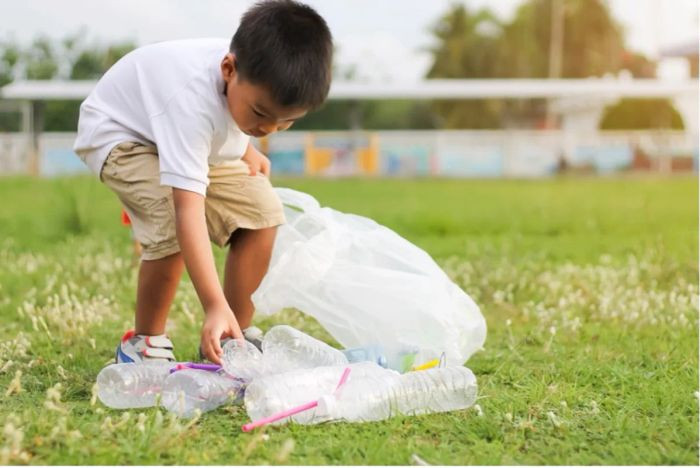 Em bé tưới cây, một khoảnh khắc ngây thơ trong những hình ảnh về bảo vệ môi trường