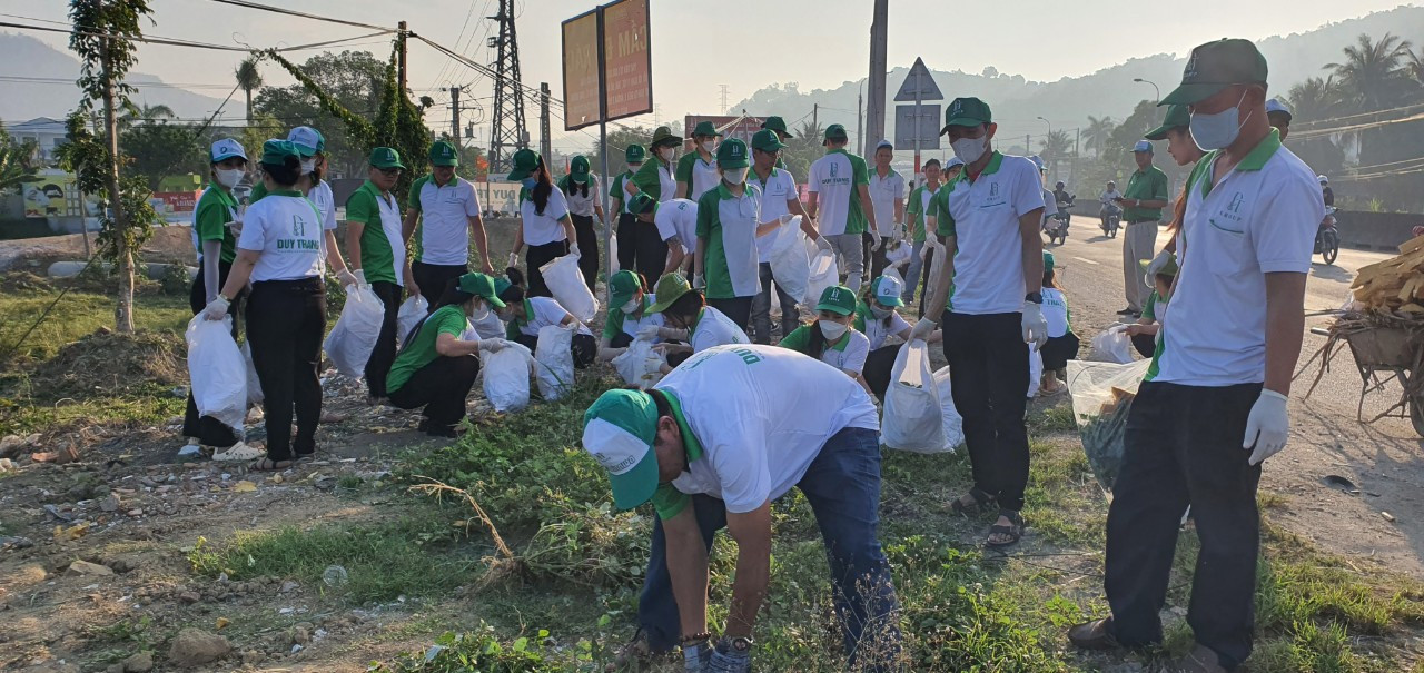 Gần 200 người cùng nhau nhặt rác bảo vệ môi trường tại Nha Trang