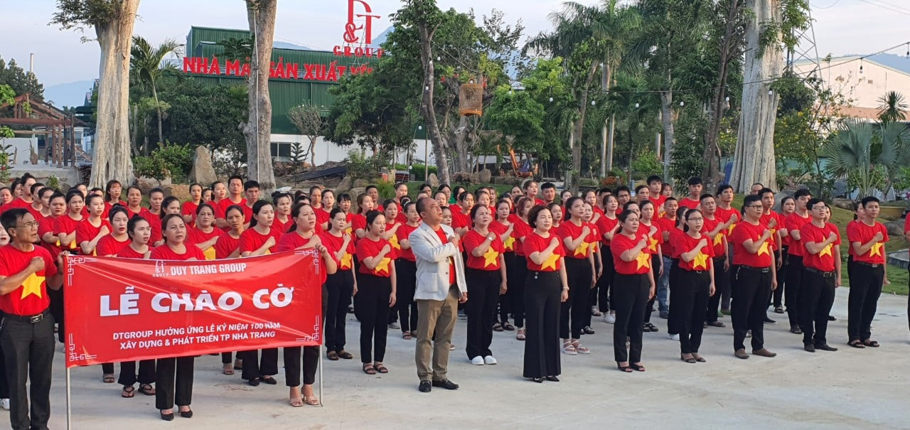 Gần 200 người nhặt rác bảo vệ môi trường ở Nha Trang, dọn dẹp đường phố