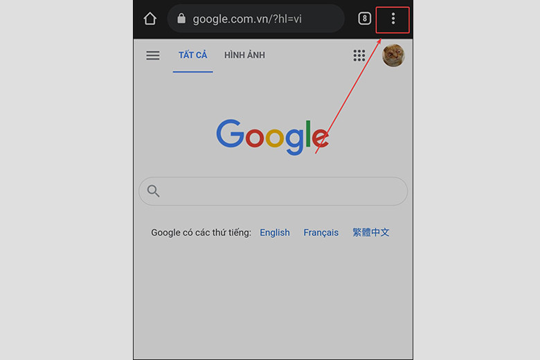 Giao diện trình duyệt Chrome trên Android, chỉ mũi tên vào biểu tượng ba chấm tùy chọn để truy cập menu