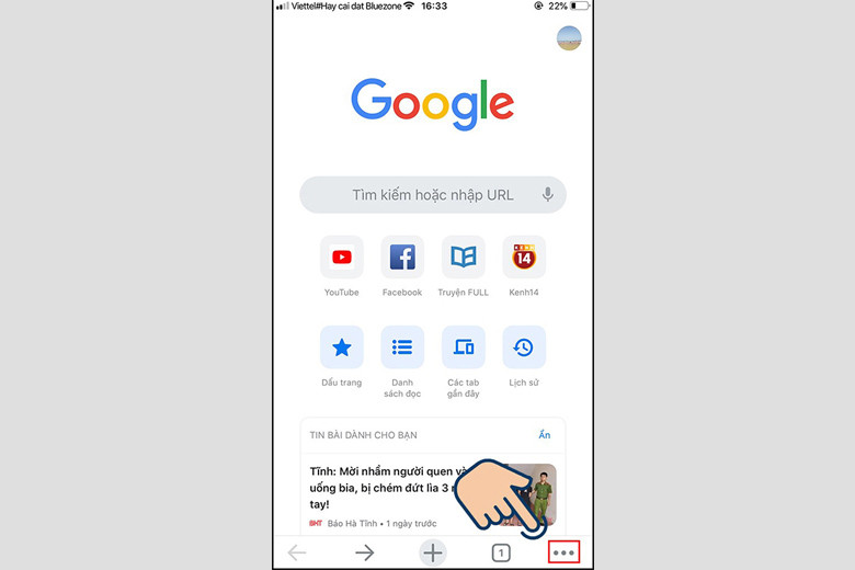 Giao diện trình duyệt Chrome trên iOS, chỉ mũi tên vào biểu tượng ba chấm ở góc dưới bên phải để truy cập menu