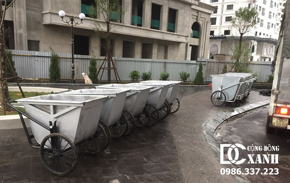 Giao xe gom rác lắp đặt tận nơi.