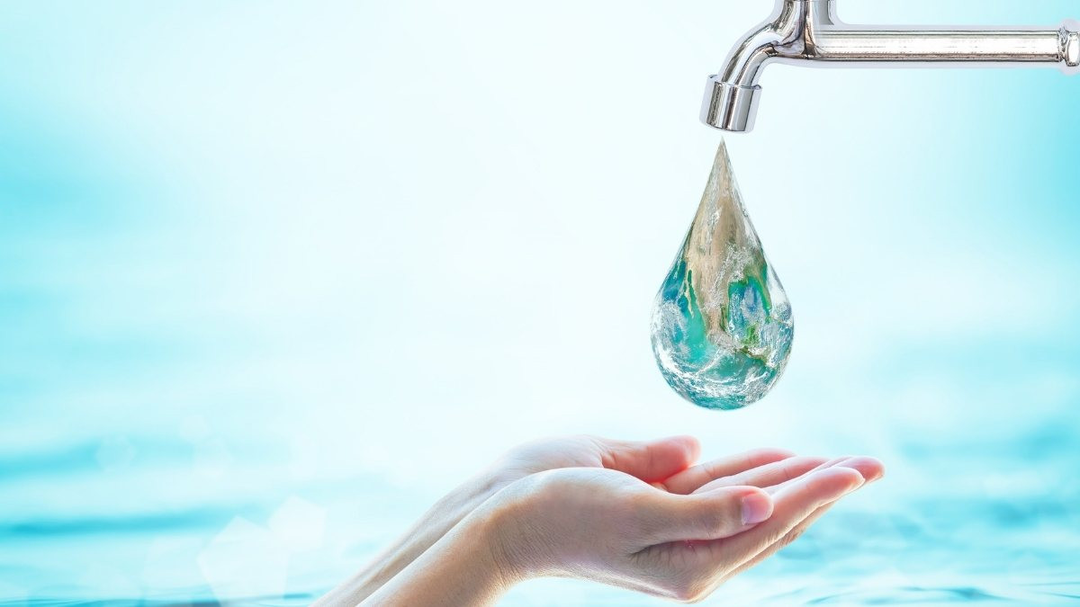 Giọt nước tinh khiết với lá cây, biểu tượng cho nền bảo vệ môi trường và sự cần thiết của việc gìn giữ tài nguyên nước sạch.