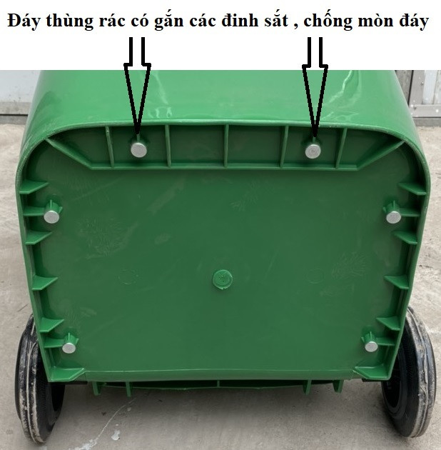 Góc nhìn cận cảnh bánh xe và đáy thùng rác nhựa 240L, được gia cố chống mòn, giúp dễ dàng di chuyển và tăng tuổi thọ.