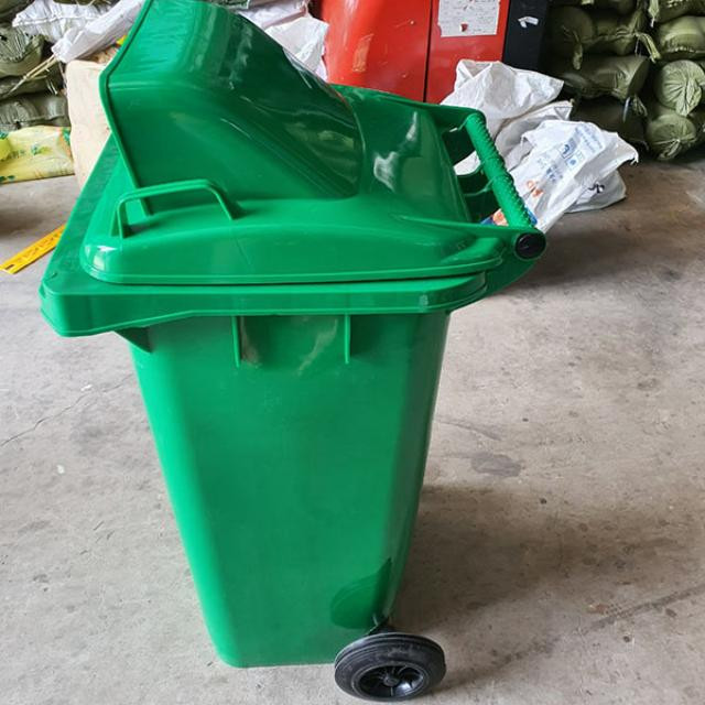 Góc nhìn mặt nghiêng của thùng rác nhựa 240l với thiết kế chắc chắn
