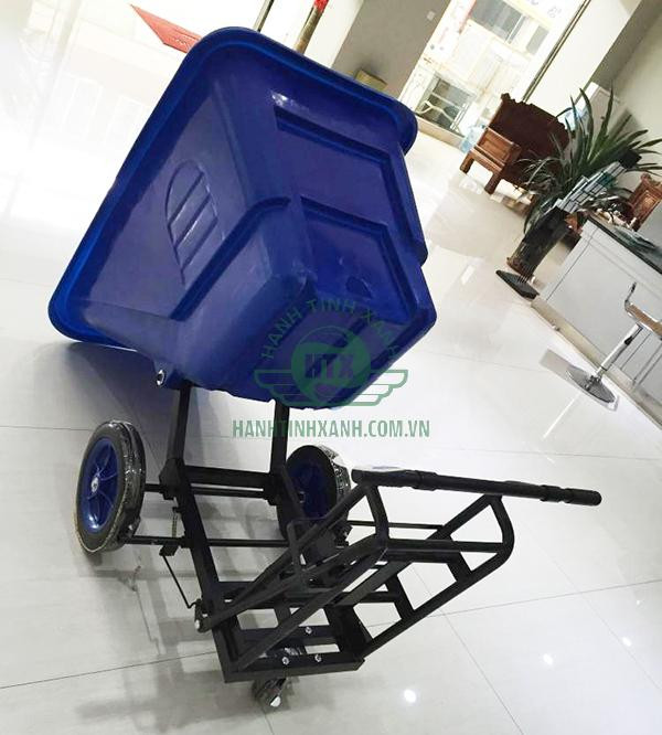 Góc nhìn toàn cảnh xe thu gom rác thải 350 lít với thiết kế vững chắc, cho thấy sự kết hợp hài hòa giữa khung thép và thùng nhựa HDPE, phù hợp với mọi môi trường đô thị