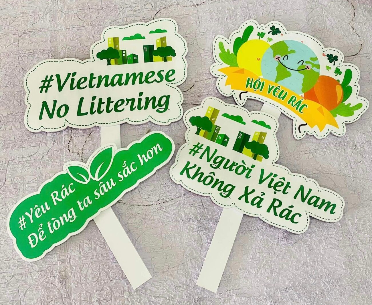 Hai bạn trẻ với hashtag bảo vệ môi trường kêu gọi không xả rác bừa bãi