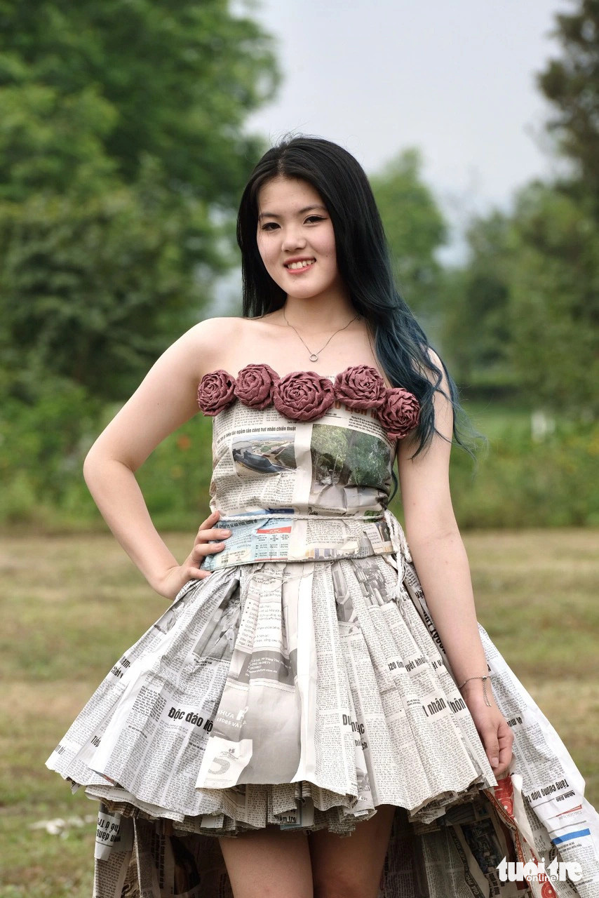Hàng trăm chiếc lá khô được dán lên bao tải, thể hiện sự chuyển biến của cuộc sống