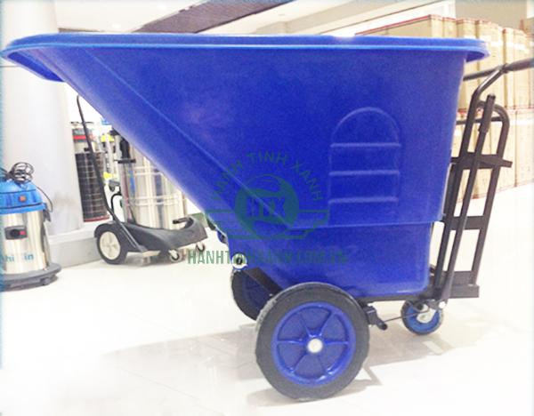 Hệ thống 3 bánh xe cao su chịu tải của xe thu gom rác thải Paloca 350 lít, minh họa khả năng di chuyển linh hoạt và dễ dàng điều hướng trên nhiều bề mặt